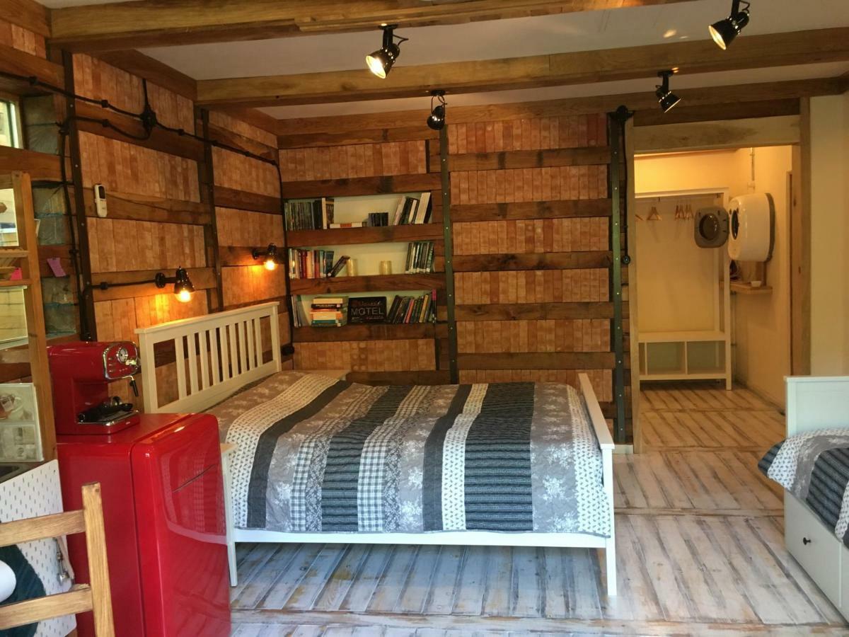 The Book Niche Bed & Breakfast Брашов Екстериор снимка